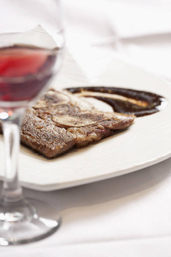 红酒,葡萄酒,无人,竖图,俯视,室内,特写,白天,白色背景,餐桌,桌子,蔬菜,洋葱,杯子,餐具,阴影,新鲜,反射,碟子,高脚杯,盘,影子,肉,牛肉,食品,红酒杯,酒类,一杯,肉类,玻璃制品,酒,食物,饮料,一个,白色,盘子,酒杯,碟,红葡萄酒,摄影,有机食品,绿色食品,影棚,单个,餐台,葡萄酒杯,玉葱,肉食,玻璃杯,圆葱,洋葱头,球葱,葱头,彩图,高角度拍摄,影棚拍摄,拍摄