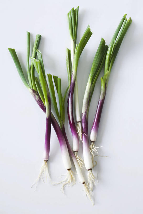 无人,竖图,俯视,室内,特写,白天,白色背景,餐桌,桌子,蔬菜,洋葱,一堆,许多,阴影,堆叠,堆积,新鲜,反射,影子,食品,食物,摄影,有机食品,绿色食品,影棚,餐台,堆,玉葱,圆葱,洋葱头,球葱,葱头,彩图,高角度拍摄,影棚拍摄,拍摄