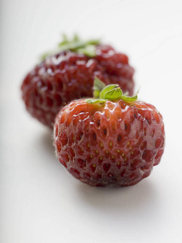 无人,竖图,俯视,室内,特写,白天,白色背景,餐桌,桌子,草莓,浆果,水果,阴影,朦胧,模糊,新鲜,反射,影子,生食,食品,果实,食物,两个,红色,摄影,有机食品,绿色食品,影棚,餐台,洋莓,水果皇后,红莓,地莓,彩图,高角度拍摄,影棚拍摄,拍摄