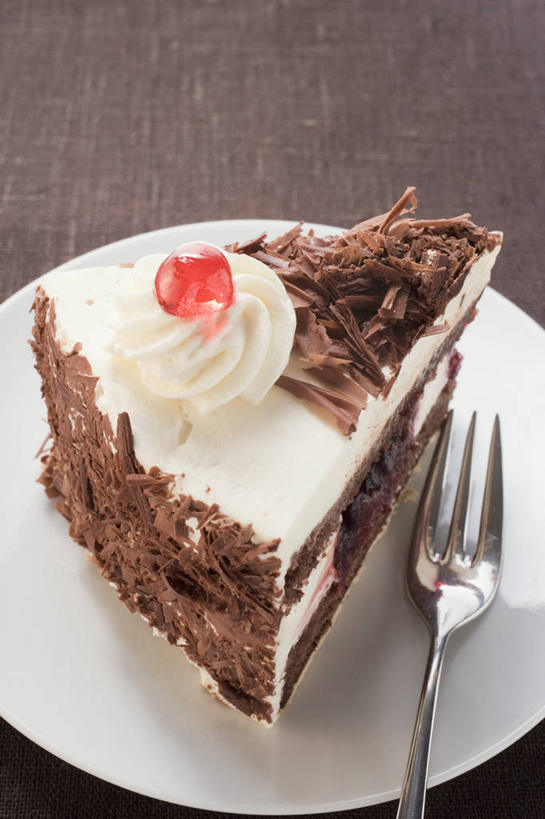 点心,无人,竖图,俯视,室内,特写,白天,下午茶,餐桌,桌子,樱桃,餐具,水果,一把,一块,阴影,新鲜,反射,叉子,碟子,盘,影子,生食,食品,果实,食物,糕点,一个,红色,白色,盘子,碟,巧克力,摄影,有机食品,绿色食品,影棚,单个,餐台,朱古力,餐叉,进餐用具,樱珠,莺桃,英桃,楔桃,牛桃,荆桃,彩图,高角度拍摄,影棚拍摄,拍摄,蛋糕