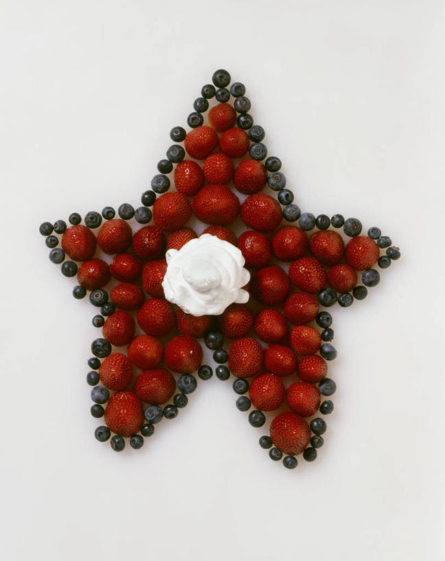 点心,无人,竖图,俯视,室内,特写,白天,白色背景,餐桌,桌子,草莓,浆果,水果,一堆,许多,阴影,堆叠,堆积,新鲜,反射,影子,星星,生食,食品,甜点,甜品,果实,食物,糕点,红色,甜食,奶油,星形,摄影,有机食品,绿色食品,影棚,餐台,堆,乳制品,五角形,激凌,克林姆,淇淋,洋莓,水果皇后,红莓,地莓,五角星,彩图,高角度拍摄,影棚拍摄,拍摄