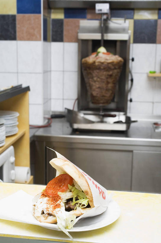 点心,面包,无人,竖图,俯视,室内,白天,餐桌,厨房,桌子,餐具,阴影,反射,碟子,盘,影子,墙,肉,食品,面点,肉类,墙壁,墙面,食物,糕点,盘子,碟,餐台,肉食,皮塔饼,口袋面包,彩图,高角度拍摄,灶间