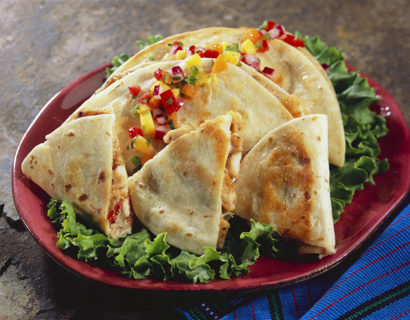 无人,横图,俯视,室内,特写,白天,烹饪,西餐,玉米,餐桌,桌子,蔬菜,餐具,许多,阴影,新鲜,反射,木制,棒子,布料,碟子,盘,影子,生菜,莴苣,玉蜀黍,鸡肉,肉,料理,食品,布纹,菜肴,美食,肉类,桌布,食物,红色,蓝色,盘子,餐巾,木制品,碟,台布,西式,摄影,佳肴,有机食品,绿色食品,影棚,餐台,苞米,薄饼,苞芦,肉食,苞谷,春菜,鹅仔菜,莴仔菜,千金菜,包谷,大蜀黍,番麦,薏米包,玉高粱,玉麦,珍珠米,叶用莴苣,彩图,高角度拍摄,影棚拍摄,拍摄