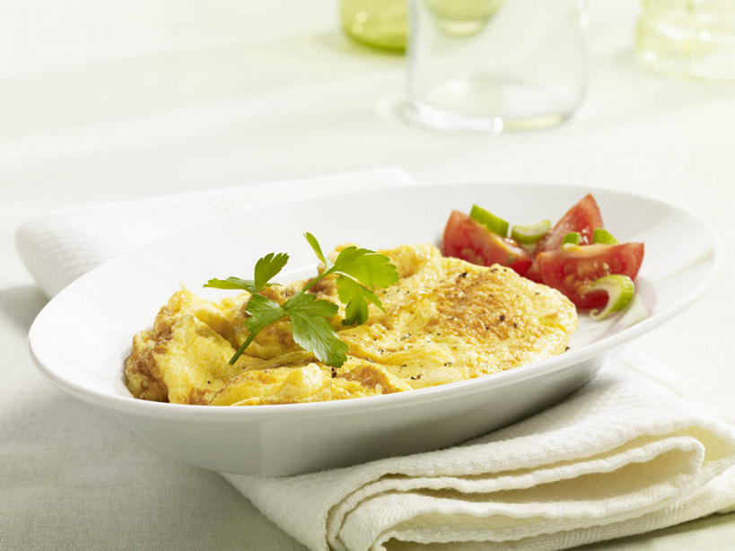 无人,横图,俯视,室内,特写,白天,白色背景,餐桌,桌子,蔬菜,西红柿,叶子,许多,阴影,朦胧,模糊,新鲜,反射,布料,影子,陶瓷,蛋,鸡蛋,生食,蔬菜沙拉,沙拉,食品,绿叶,陶瓷制品,布纹,色拉,沙律,桌布,食物,一个,白色,餐巾,容器,台布,碗,嫩叶,摄影,有机食品,绿色食品,影棚,单个,餐台,色拉酱,储藏,储存,千岛酱,卵,叶,叶片,番茄,彩图,高角度拍摄,影棚拍摄,拍摄,贮存