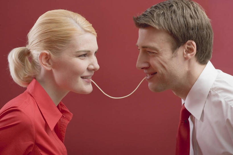 面食,面条,意大利面,西方人,两个人,站,吃,横图,室内,白天,侧面,爱情,西餐,欧洲,欧洲人,咬,阴影,红色背景,服装,反射,影子,面,料理,食品,浪漫,注视,休闲装,相视,食物,衣服,观察,看,站着,休闲,温暖,温馨,面对面,休闲服,恩爱,西式,恋人,摄影,服饰,影棚,观看,对视,咬着,和睦,察看,互视,关注,相对,相看,男人,男性,年轻男性,年轻女性,女人,女性,白种人,情侣,嚼,食,站立,半身,彩图,影棚拍摄,拍摄,伴侣,融洽