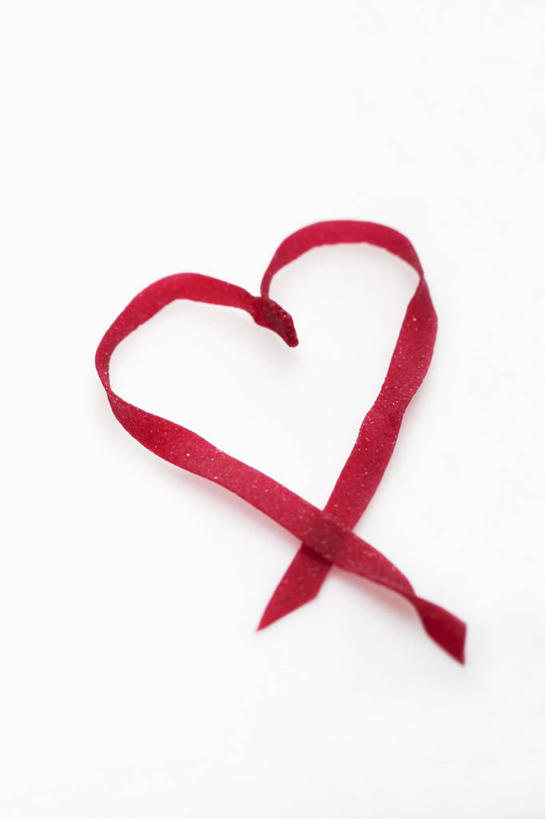 无人,竖图,俯视,室内,特写,白天,白色背景,餐桌,桌子,阴影,装饰,反射,丝绸,丝带,影子,缎带,绸带,一个,红色,摄影,影棚,单个,餐台,华丽,修饰,点缀,衬托,美观,雅致,雅观,彩图,高角度拍摄,影棚拍摄,拍摄