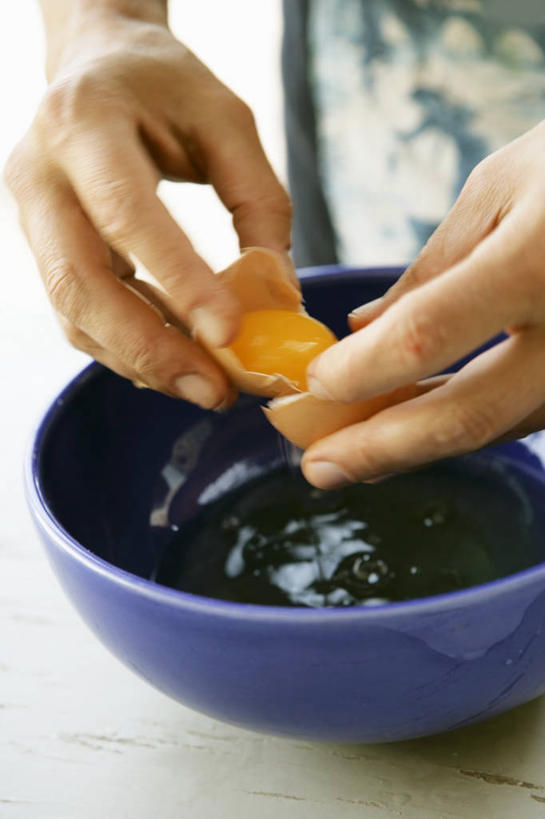 西方人,手,一个人,竖图,俯视,室内,特写,白天,水,餐桌,桌子,欧洲,欧洲人,双手,仅一个年轻女性,仅一个女性,仅一个人,握,阴影,服装,朦胧,模糊,反射,液体,影子,陶瓷,水滴,蛋,蛋黄,鸡蛋,陶瓷制品,休闲装,一个,衣服,蓝色,容器,碗,打开,休闲,手部,休闲服,握着,服饰,单个,餐台,储藏,储存,卵,年轻女性,女人,女性,白种人,半身,彩图,高角度拍摄,贮存