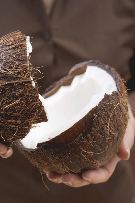 西方人,手,一个人,站,竖图,室内,特写,白天,正面,餐桌,桌子,椰子,水果,欧洲,欧洲人,双手,仅一个年轻女性,仅一个女性,仅一个人,握,阴影,服装,朦胧,模糊,新鲜,反射,影子,生食,食品,果实,休闲装,食物,一个,衣服,站着,休闲,手部,休闲服,握着,服饰,有机食品,绿色食品,单个,餐台,大椰,胥余,椰瓢,越王头,年轻女性,女人,女性,白种人,站立,半身,彩图