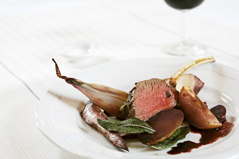 红酒,葡萄酒,无人,横图,俯视,室内,特写,白天,白色背景,烹饪,西餐,餐桌,桌子,杯子,餐具,阴影,反射,碟子,高脚杯,盘,影子,调料,酱料,酱汁,肉,佐料,料理,食品,红酒杯,酒类,调味品,调味料,酱,菜肴,美食,肉类,玻璃制品,酒,食物,饮料,白色,盘子,酒杯,碟,红葡萄酒,西式,摄影,佳肴,影棚,餐台,葡萄酒杯,草本,肉食,月桂叶,香叶,鹿肉,天竺桂,香桂叶,桂叶,月桂,玻璃杯,彩图,高角度拍摄,影棚拍摄,拍摄