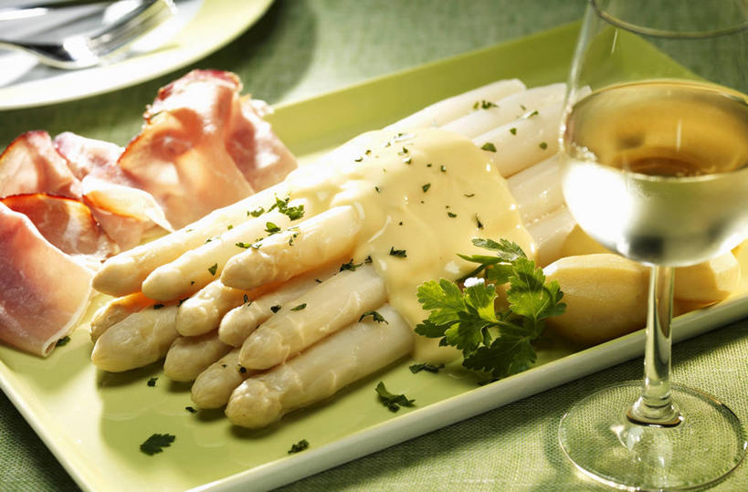 红酒,葡萄酒,无人,横图,俯视,室内,特写,白天,餐桌,桌子,芦笋,蔬菜,杯子,餐具,一堆,许多,阴影,堆叠,堆积,新鲜,反射,碟子,高脚杯,盘,影子,肉,食品,红酒杯,白葡萄酒,酒类,火腿,猪肉,肉类,玻璃制品,酒,食物,腌制,饮料,绿色,盘子,酒杯,碟,摄影,有机食品,绿色食品,影棚,餐台,堆,葡萄酒杯,肉食,豚肉,熏制,火肉,兰熏,猪腿,玻璃杯,猪尾巴,药鸡豆子,石刁柏,蚂蚁杆,龙须菜,狼尾巴根,彩图,高角度拍摄,影棚拍摄,拍摄