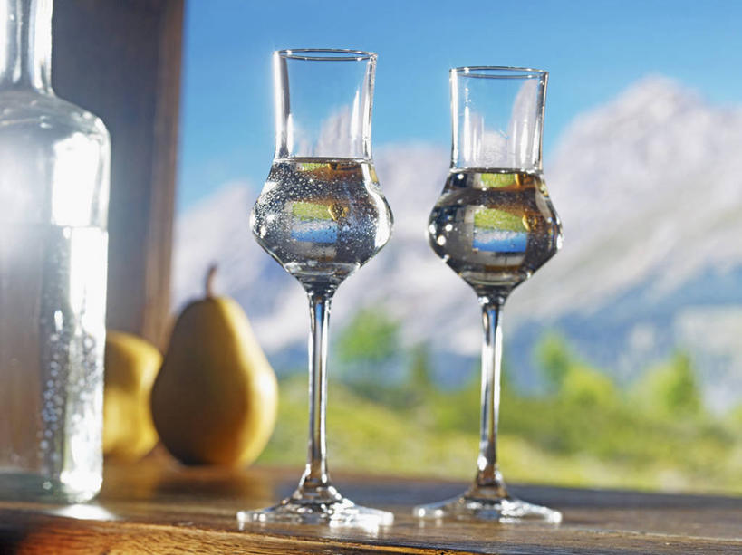 无人,横图,室内,特写,白天,正面,山,雪,雪山,大雪,餐桌,窗户,桌子,梨,杯子,水果,阴影,朦胧,模糊,新鲜,反射,高脚杯,影子,墙,冰,积雪,山峰,雪景,冬季,冬天,生食,食品,果实,红酒杯,山峦,酒类,两杯,墙壁,墙面,玻璃制品,酒,食物,饮料,两个,酒杯,香梨,寒冷,有机食品,绿色食品,餐台,冰冷,葡萄酒杯,严寒,冰凉,酷寒,凛冽,凛凛,极冷,玻璃杯,生梨,彩图