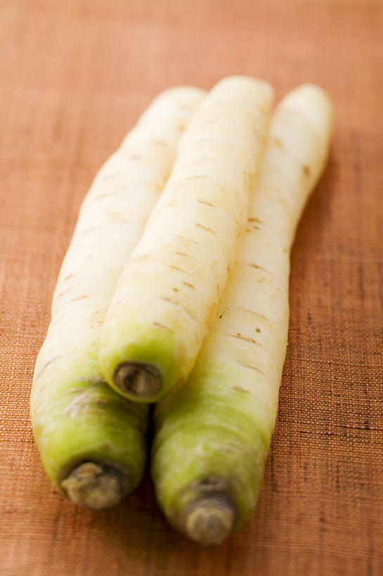 无人,竖图,俯视,室内,特写,白天,餐桌,桌子,萝卜,胡萝卜,蔬菜,一堆,阴影,堆叠,堆积,新鲜,反射,影子,食品,食物,三个,摄影,有机食品,绿色食品,影棚,餐台,堆,红萝卜,甘荀,彩图,高角度拍摄,影棚拍摄,拍摄