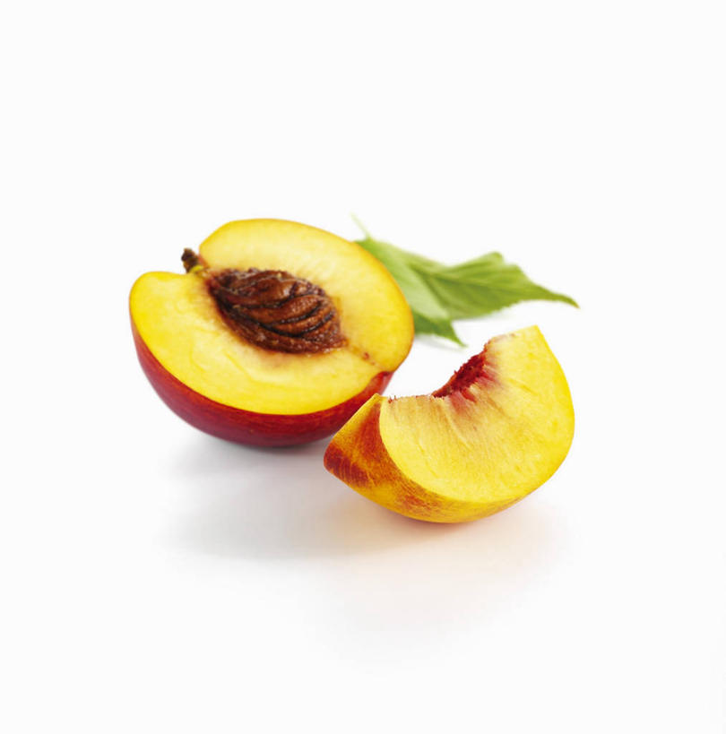 无人,竖图,俯视,室内,特写,白天,白色背景,餐桌,桌子,桃子,水果,叶子,切开,阴影,新鲜,反射,影子,生食,食品,果实,绿叶,油桃,食物,两个,切,嫩叶,摄影,有机食品,绿色食品,影棚,餐台,剖面,切面,肺果,李光桃,叶,叶片,彩图,高角度拍摄,影棚拍摄,拍摄