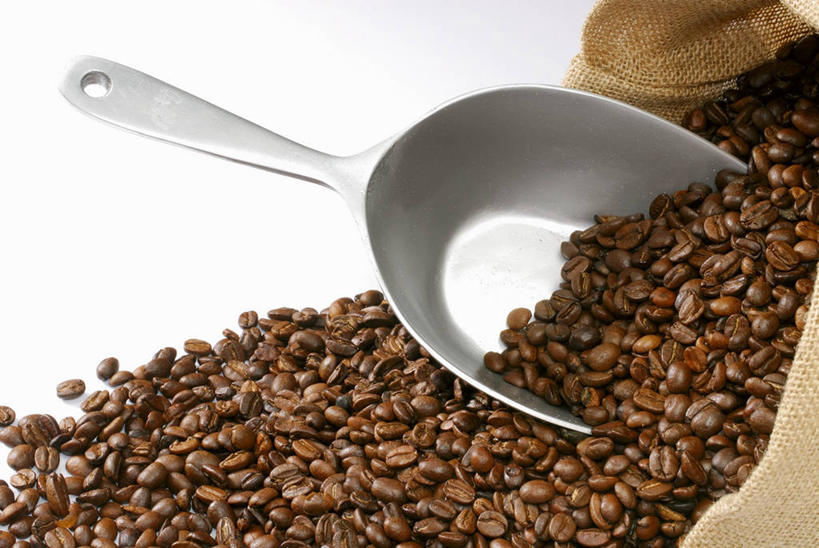 咖啡,无人,横图,俯视,室内,特写,白天,白色背景,植物,餐桌,桌子,豆,袋子,金属制品,一堆,许多,阴影,堆叠,堆积,反射,金属,铲子,影子,豆类,豆子,褐色,麻袋,容器,咖啡豆,摄影,影棚,餐台,储藏,堆,储存,豆科,咖啡因,彩图,高角度拍摄,影棚拍摄,拍摄,贮存