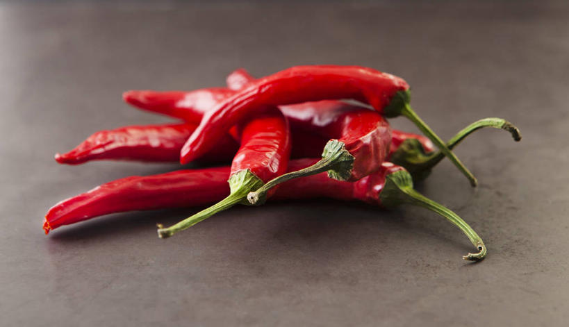 无人,横图,俯视,室内,特写,白天,桌面,桌子,辣椒,蔬菜,一堆,阴影,堆叠,堆积,新鲜,反射,木制,影子,食品,食物,红色,木制品,摄影,有机食品,绿色食品,影棚,堆,辣角,红海椒,大椒,辣虎,广椒,辣子,红辣椒,海椒,番椒,彩图,高角度拍摄,影棚拍摄,拍摄