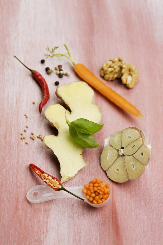 无人,竖图,俯视,室内,特写,白天,植物,桌面,桌子,豆,扁豆,辣椒,蔬菜,蒜,阴影,新鲜,反射,木制,影子,豆类,豆子,调料,调味,香料,佐料,食品,黑胡椒,调味品,调味料,蒜头,食物,木制品,摄影,有机食品,绿色食品,影棚,配料,豆科,辣角,红海椒,大椒,辣虎,广椒,白扁豆,作料,胡蒜,羊眼豆,沿篱豆,小刀豆,藤豆,树豆,膨皮豆,南豆,南扁豆,凉衍豆,辣子,胡椒,红辣椒,海椒,番椒,蛾眉豆,大蒜,茶豆,藊豆,彩图,高角度拍摄,影棚拍摄,拍摄