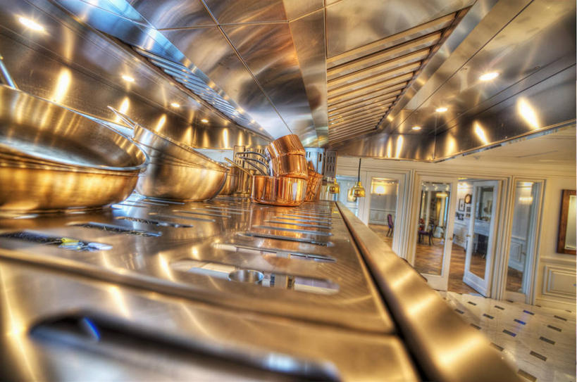 无人,横图,室内,白天,正面,烹饪,厨房,桌面,桌子,厨具,金属制品,一排,朦胧,模糊,整齐,金属,锅子,大理石,干净,锅,排列,清洁,锅具,队列,烹饪用具,大理石制品,洁净,烹调用具,烹调,彩图,灶间