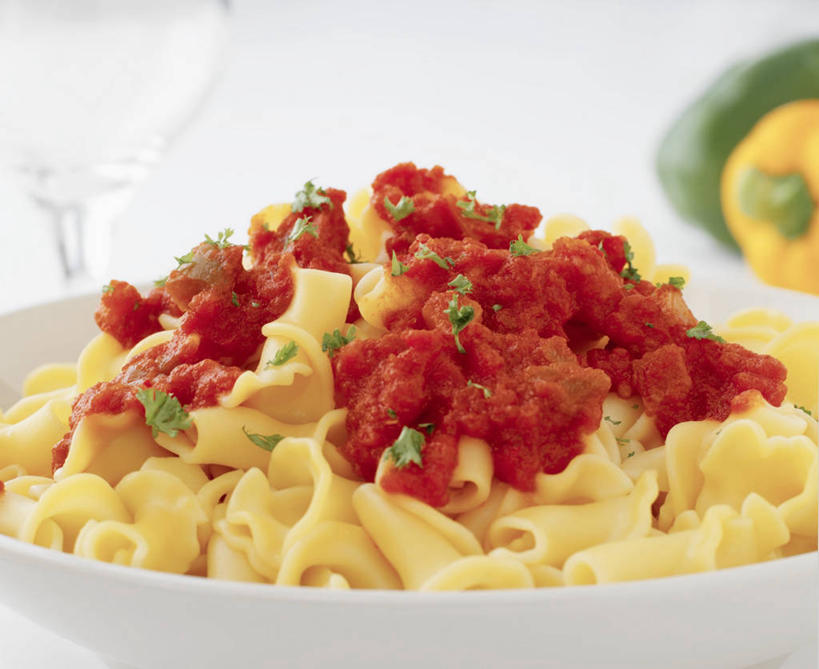 面食,面条,意大利面,红酒,葡萄酒,无人,横图,俯视,室内,特写,白天,白色背景,西餐,桌面,桌子,辣椒,蔬菜,西红柿,杯子,阴影,朦胧,模糊,新鲜,反射,木制,高脚杯,影子,陶瓷,调料,酱料,酱汁,面,茄汁,佐料,料理,食品,陶瓷制品,红酒杯,白葡萄酒,酒类,调味品,调味料,番茄酱,酱,玻璃制品,酒,食物,饮料,一个,酒杯,木制品,容器,碗,西式,摄影,有机食品,绿色食品,影棚,单个,储藏,葡萄酒杯,储存,彩椒,辣角,红海椒,大椒,辣虎,广椒,玻璃杯,洋柿子,甜椒,柿子椒,辣子,海椒,柑仔蜜,番茄,番椒,灯笼椒,臭柿,彩图,高角度拍摄,影棚拍摄,拍摄,六月柿,贮存,喜报三元