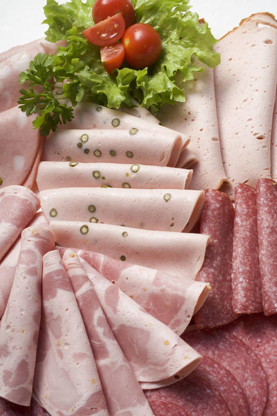 无人,竖图,俯视,室内,特写,白天,桌面,桌子,蔬菜,西红柿,小番茄,一排,阴影,新鲜,整齐,并列,并排,反射,木制,影子,生菜,莴苣,肉,生食,蔬菜沙拉,香肠,沙拉,食品,腊肠,色拉,猪肉,沙律,肉类,食物,排列,木制品,有机食品,绿色食品,色拉酱,队列,千岛酱,平行,肉食,豚肉,春菜,鹅仔菜,莴仔菜,千金菜,叶用莴苣,小西红柿,樱桃小番茄,珍珠小番茄,樱桃番茄,圣女果,番茄,彩图,高角度拍摄