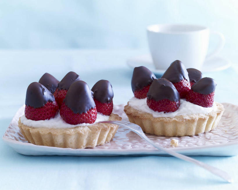 点心,咖啡,无人,横图,俯视,室内,特写,白天,下午茶,幸福,桌面,桌子,草莓,浆果,杯子,餐具,水果,阴影,新鲜,反射,木制,叉子,瓷器,碟子,盘,影子,生食,食品,糖,糖果,甜点,甜品,果实,咖啡杯,陶瓷制品,娱乐,蛋挞,食物,糕点,饮料,一个,盘子,木制品,碟,甜食,奶油,巧克力,享受,休闲,温馨,放松,乐趣,有机食品,绿色食品,单个,朱古力,黑巧克力,提神,乳制品,舒适,瓷杯,醒脑,餐叉,软饮料,激凌,克林姆,淇淋,蛋塔,进餐用具,洋莓,水果皇后,红莓,地莓,彩图,高角度拍摄