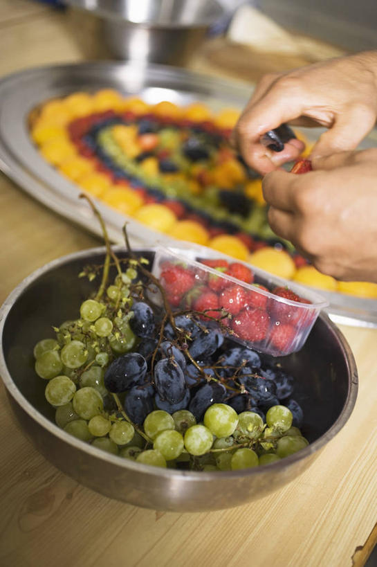 点心,西方人,手,一个人,竖图,俯视,室内,特写,白天,下午茶,桌面,桌子,草莓,浆果,蓝莓,葡萄,餐具,水果,欧洲,欧洲人,双手,仅一个年轻女性,仅一个女性,仅一个人,握,阴影,朦胧,模糊,新鲜,反射,木制,碟子,盘,影子,陶瓷,生食,食品,果实,陶瓷制品,拿,拿着,食物,糕点,一个,盘子,木制品,容器,碟,碗,手部,握着,有机食品,绿色食品,单个,储藏,储存,年轻女性,女人,女性,白种人,洋莓,水果皇后,山葫芦,山都柿,蒲桃,蓝浆果,蓝靛果,红莓,地莓,草龙珠,半身,彩图,高角度拍摄,贮存,蛋糕