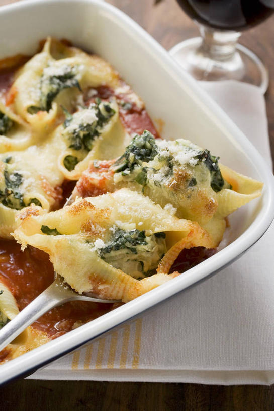 面食,面条,意大利面,红酒,葡萄酒,无人,竖图,俯视,室内,特写,白天,西餐,桌面,桌子,菠菜,蔬菜,西红柿,杯子,餐具,阴影,新鲜,反射,木制,叉子,高脚杯,影子,陶瓷,调料,酱料,酱汁,面,茄汁,佐料,料理,食品,陶瓷制品,红酒杯,酒类,调味品,调味料,番茄酱,酱,玻璃制品,酒,食物,饮料,一个,酒杯,木制品,容器,碗,红葡萄酒,西式,有机食品,绿色食品,单个,储藏,葡萄酒杯,储存,餐叉,玻璃杯,进餐用具,鹦鹉菜,鼠根菜,角菜,红嘴绿鹦哥,番茄,赤根菜,菠薐菜,波斯草,彩图,高角度拍摄,贮存