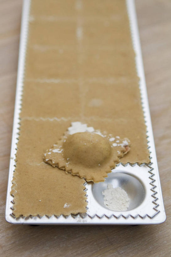 面食,面条,意大利面,无人,竖图,俯视,室内,特写,白天,西餐,桌面,桌子,金属制品,一排,许多,阴影,整齐,并列,并排,反射,金属,木制,影子,面,料理,食品,很多,食物,排列,模型,木制品,西式,摄影,影棚,队列,平行,意大利馄饨,彩图,高角度拍摄,影棚拍摄,拍摄