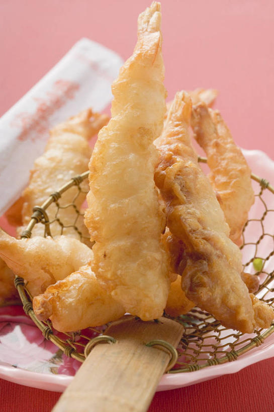 海鲜,无人,竖图,俯视,室内,特写,白天,桌面,桌子,金属制品,阴影,朦胧,模糊,反射,金属,木制,粉末,滤器,影子,勺子,面粉,虾,油炸,粮食,水产,海洋生物,一个,木制品,金色,粉,单个,农产品,水生动物,海产品,水生物,漏勺,海底动物,原材料,粉状,彩图,高角度拍摄