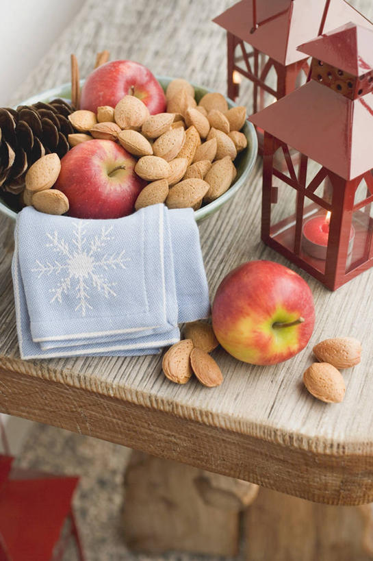 无人,竖图,俯视,室内,特写,白天,桌面,桌子,苹果,杏仁,水果,纺织品,照明,圣诞节,一堆,许多,阴影,堆叠,堆积,节日,庆祝,新鲜,反射,木制,布,灯笼,铁桶,桶,影子,纸灯笼,生食,食品,果实,织物,很多,文化,食物,木制品,容器,灯具,庆典,有机食品,绿色食品,纪念,储藏,堆,布匹,照亮,照明设备,储存,卡其布,杏子,杏梅仁,杏核仁,木落子,苦杏仁,彩图,高角度拍摄,贮存