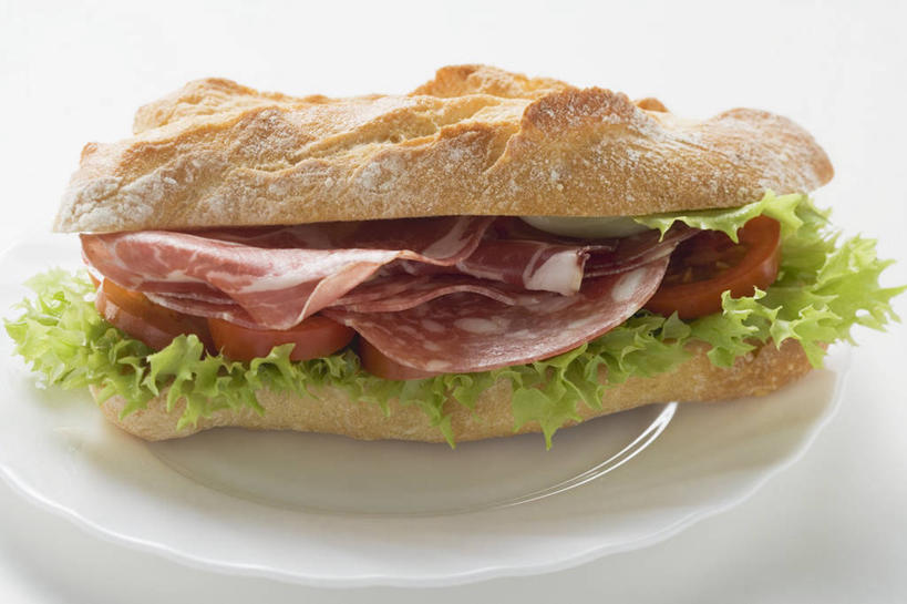 点心,面包,无人,横图,俯视,室内,特写,白天,白色背景,烹饪,西餐,桌面,桌子,蔬菜,餐具,阴影,新鲜,反射,木制,碟子,盘,影子,生菜,莴苣,肉,香肠,三明治,料理,食品,面点,腊肠,猪肉,菜肴,美食,肉类,食物,糕点,一个,盘子,木制品,碟,快餐,西式,摄影,佳肴,有机食品,绿色食品,影棚,单个,肉食,西式快餐,小圆面包,三文治,豚肉,春菜,鹅仔菜,莴仔菜,千金菜,叶用莴苣,彩图,高角度拍摄,影棚拍摄,拍摄