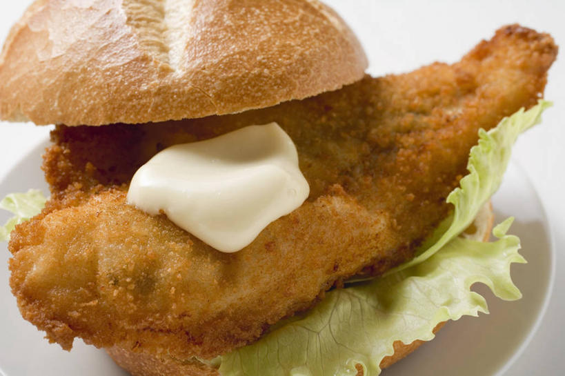 点心,海鲜,面包,无人,横图,俯视,室内,特写,白天,白色背景,烹饪,西餐,餐桌,桌面,桌子,蔬菜,餐具,阴影,新鲜,反射,木制,鱼,碟子,盘,影子,生菜,莴苣,调料,酱料,酱汁,肉,鱼肉,佐料,汉堡,美乃滋,料理,食品,面点,调味品,调味料,水产,酱,菜肴,美食,肉类,鱼类,海洋生物,食物,糕点,一个,盘子,木制品,碟,快餐,西式,摄影,佳肴,有机食品,绿色食品,影棚,单个,餐台,水生动物,海产品,水生物,肉食,西式快餐,海底动物,垃圾食品,蛋黄酱,小圆面包,春菜,鹅仔菜,莴仔菜,千金菜,叶用莴苣,蛋黄沙拉酱,调味油,彩图,高角度拍摄,影棚拍摄,拍摄