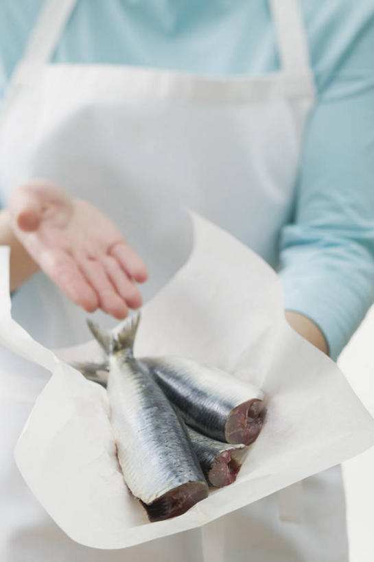 海鲜,西方人,一个人,站,竖图,俯视,室内,特写,白天,欧洲,欧洲人,仅一个年轻女性,仅一个女性,仅一个人,握,服装,朦胧,模糊,鱼,包装,包装纸,纸,肉,鱼肉,纸张,拿,拿着,休闲装,水产,肉类,鱼类,海洋生物,衣服,站着,休闲,休闲服,握着,服饰,包装材料,牛皮纸,水生动物,海产品,水生物,肉食,海底动物,凤尾鱼,凤鲚,鲚鱼,年轻女性,女人,女性,白种人,站立,半身,彩图,高角度拍摄