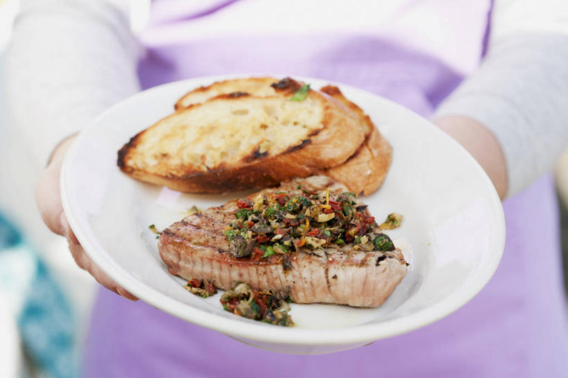 点心,面包,西方人,一个人,站,捧,横图,俯视,室内,特写,白天,烹饪,烧烤,西餐,餐具,欧洲,欧洲人,仅一个年轻女性,仅一个女性,仅一个人,服装,朦胧,模糊,碟子,盘,肉,牛排,牛肉,料理,食品,面点,休闲装,菜肴,美食,肉类,食物,糕点,一个,衣服,盘子,碟,站着,休闲,休闲服,西式,服饰,佳肴,单个,肉食,年轻女性,女人,女性,白种人,端,端着,捧着,手捧,站立,半身,彩图,高角度拍摄