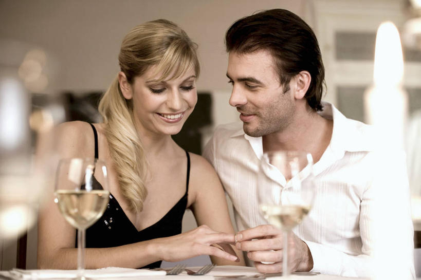 红酒,葡萄酒,西方人,两个人,坐,握手,笑,微笑,露齿笑,横图,室内,特写,白天,正面,爱情,桌面,桌子,杯子,蜡烛,吊带,欧洲,欧洲人,阴影,服装,朦胧,模糊,反射,光线,木制,高脚杯,火焰,影子,烛光,红酒杯,白葡萄酒,酒类,浪漫,燃烧,注视,吊带衫,玻璃制品,酒,装饰品,饮料,衣服,戒指,酒杯,木制品,饰品,首饰,点燃,观察,看,温暖,温馨,恩爱,恋人,服饰,观看,信物,和睦,察看,权利,衣着,葡萄酒杯,穿着,关注,手饰,衣饰,男人,男性,年轻男性,年轻女性,女人,女性,白种人,情侣,玻璃杯,搀手,拉手,手搀手,手拉手,手牵手,手握手,坐着,半身,彩图,伴侣,融洽