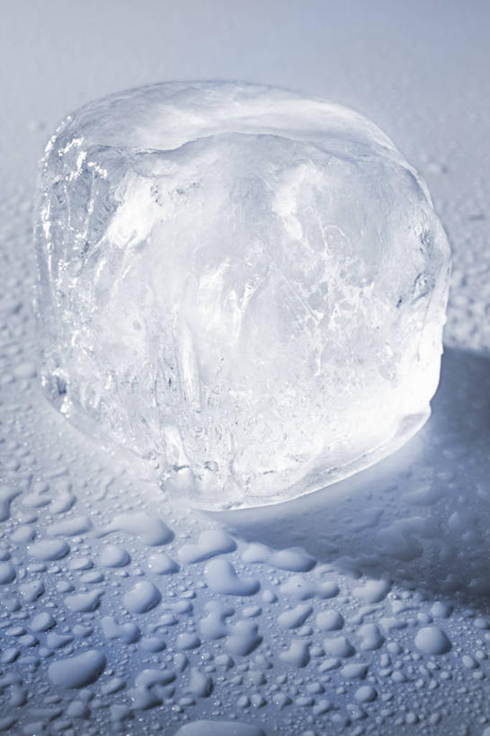 无人,竖图,俯视,室内,特写,白天,水,桌面,桌子,阴影,灰色背景,反射,木制,液体,影子,冰,水滴,冰块,冷冻,一个,木制品,寒冷,摄影,影棚,冷藏,单个,冰冷,保鲜,彩图,高角度拍摄,影棚拍摄,拍摄