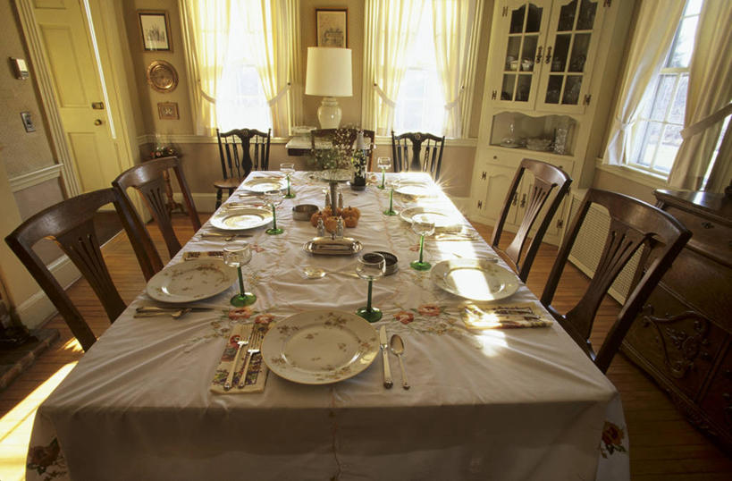 无人,横图,俯视,室内,白天,窗户,窗帘,柜子,桌面,桌子,餐具,椅子,阴影,装饰,反射,木制,布料,叉子,刀叉,刀子,碟子,盘,影子,木椅,储物柜,布纹,玻璃窗,桌布,帘子,盘子,餐巾,木制品,碟,台布,遮阳,华丽,修饰,点缀,储存,餐刀,餐叉,衬托,美观,雅致,雅观,储备,蕴藏,贮备,进餐用具,彩图,高角度拍摄,贮存