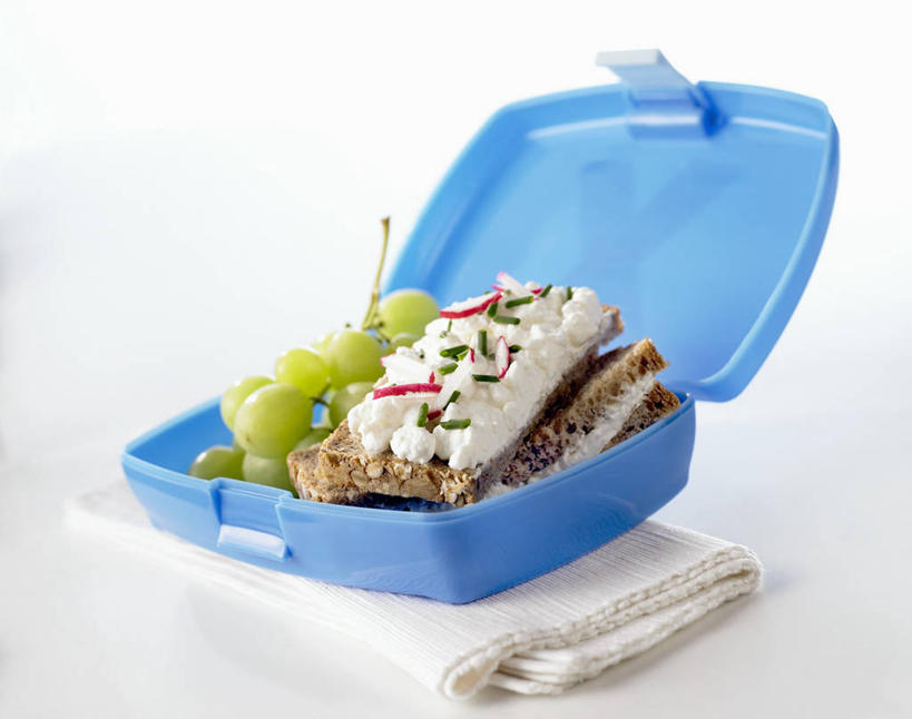 点心,面包,盒饭,奶酪,无人,横图,俯视,室内,特写,白天,白色背景,烹饪,西餐,桌面,桌子,葡萄,水果,纺织品,阴影,新鲜,反射,木制,便当,布,影子,塑料,生食,干酪,起司,三明治,料理,食品,面点,甜点,甜品,果实,织物,芝士,营养,菜肴,美食,盒子,食物,糕点,一个,蓝色,木制品,容器,塑料制品,快餐,甜食,奶油,乳酪,便捷,西式,摄影,佳肴,有机食品,绿色食品,影棚,单个,储藏,布匹,便利,乳制品,储存,发酵,西式快餐,三文治,快捷,弁当,激凌,克林姆,淇淋,卡其布,山葫芦,蒲桃,草龙珠,彩图,高角度拍摄,影棚拍摄,拍摄,贮存