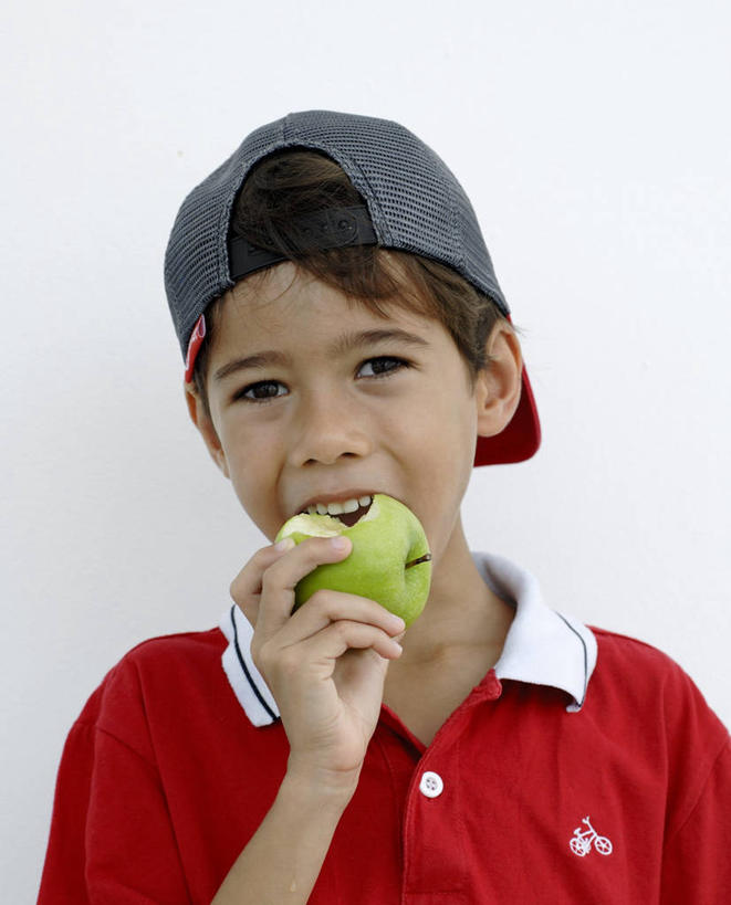 西方人,儿童,一个人,站,吃,竖图,室内,特写,白天,白色背景,正面,纯洁,苹果,帽子,水果,欧洲,欧洲人,仅一个男性,仅一个人,握,服装,新鲜,生食,食品,果实,拿,拿着,注视,休闲装,运动帽,食物,一个,小孩,衣服,红色,观察,看,站着,仅一个小孩,休闲,休闲服,鸭舌帽,可爱,童年,童趣,握着,摄影,服饰,有机食品,绿色食品,影棚,单个,观看,察看,关注,童真,烂漫,无邪,天真,男孩,男人,男性,白种人,孩子,嚼,食,站立,半身,彩图,影棚拍摄,拍摄,男生
