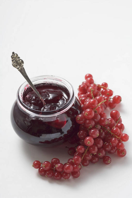 无人,竖图,俯视,室内,特写,白天,白色背景,桌面,桌子,浆果,水果,玻璃,阴影,新鲜,反射,木制,影子,勺子,灯笼果,调料,酱料,酱汁,生食,佐料,食品,果实,调味品,调味料,酱,玻璃制品,食物,一个,玻璃瓶,木制品,瓶子,调羹,汤匙,果酱,摄影,有机食品,绿色食品,影棚,单个,红醋栗,广口瓶,果子酱,醋栗,彩图,高角度拍摄,影棚拍摄,拍摄