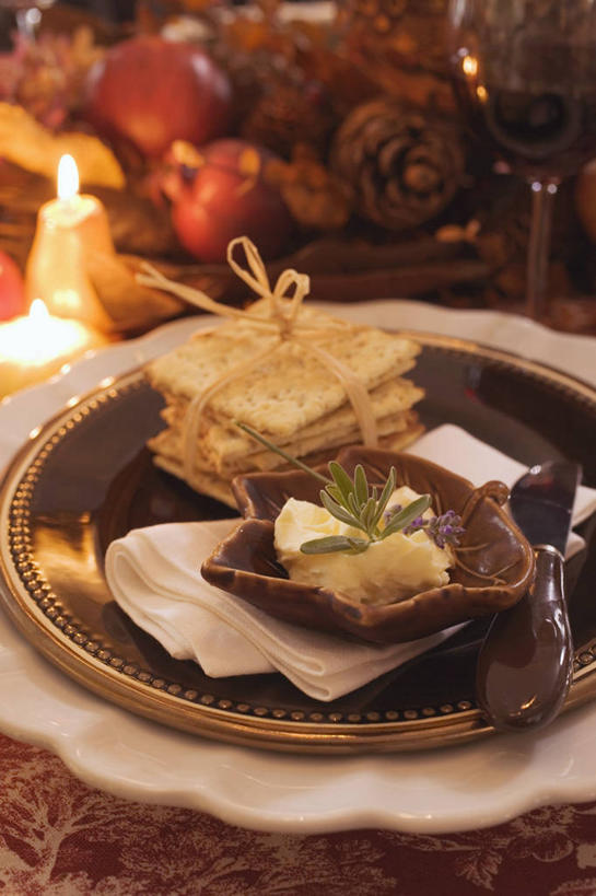 点心,无人,竖图,俯视,室内,特写,白天,桌面,桌子,餐具,蜡烛,纺织品,阴影,节日,朦胧,模糊,庆祝,反射,光线,木制,布,碟子,火焰,盘,影子,烛光,黄油,食品,织物,燃烧,文化,食物,盘子,木制品,绳子,碟,饼干,零食,点燃,庆典,纪念,绳索,布匹,乳制品,白脱油,感恩节,乳脂,卡其布,彩图,高角度拍摄