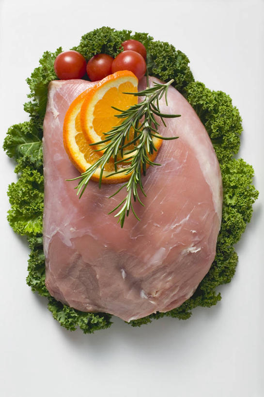 无人,竖图,俯视,室内,特写,白天,白色背景,桌面,桌子,柑橘,蔬菜,西红柿,小番茄,水果,一块,阴影,新鲜,反射,纹路,木制,纹理,影子,肉,食品,猪肉,肉类,食物,红色,木制品,摄影,有机食品,绿色食品,影棚,迷迭香,肉食,豚肉,肌理,海洋之露,小西红柿,樱桃小番茄,珍珠小番茄,橘子,桔子,橙子,橙,樱桃番茄,圣女果,番茄,彩图,高角度拍摄,影棚拍摄,拍摄