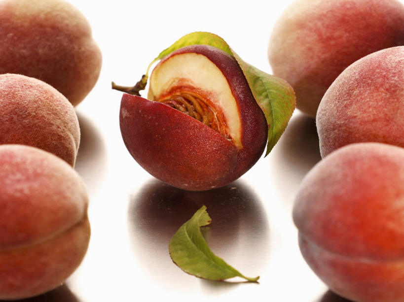 无人,横图,俯视,室内,特写,白天,白色背景,植物,桌面,桌子,桃子,水果,叶子,一排,阴影,新鲜,整齐,并列,并排,反射,木制,纹理,影子,生食,食品,果实,绿叶,食物,排列,绿色,木制品,嫩叶,摄影,有机食品,绿色食品,影棚,队列,平行,肺果,肌理,叶,叶片,叶脉,彩图,高角度拍摄,影棚拍摄,拍摄