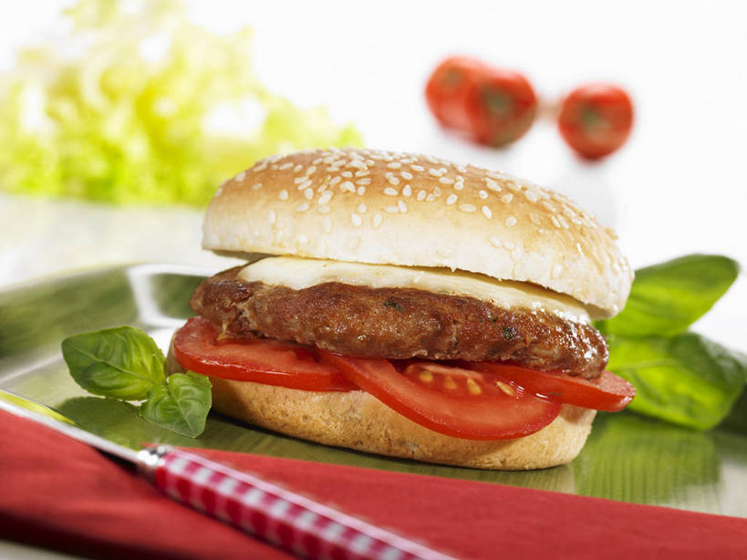 奶酪,无人,横图,俯视,室内,特写,白天,白色背景,烹饪,西餐,植物,餐桌,桌面,桌子,蔬菜,西红柿,餐具,叶子,阴影,朦胧,模糊,新鲜,反射,木制,碟子,盘,影子,肉,香料,干酪,汉堡,牛肉,起司,料理,食品,绿叶,草药,芝士,营养,菜肴,美食,肉类,中药,食物,一个,盘子,木制品,碟,快餐,香草,嫩叶,乳酪,西式,摄影,佳肴,有机食品,绿色食品,影棚,单个,餐台,罗勒,乳制品,紫苏,药材,中草药,发酵,肉食,西式快餐,垃圾食品,九层塔,圣约瑟夫草,甜罗勒,兰香,中药材,本草,叶,叶片,番茄,彩图,高角度拍摄,影棚拍摄,拍摄