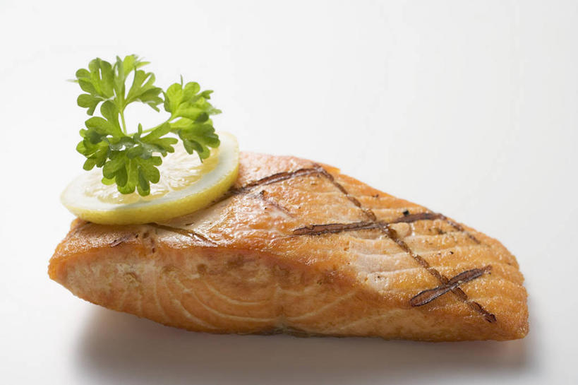 海鲜,三文鱼,生鱼片,无人,横图,俯视,室内,特写,白天,白色背景,餐桌,桌子,鲑鱼,柠檬,水果,叶子,一块,切开,阴影,新鲜,装饰,反射,鱼,影子,肉,生食,鱼肉,鱼片,食品,果实,绿叶,烤肉,水产,肉类,鱼类,海洋生物,食物,黄色,切,嫩叶,摄影,有机食品,绿色食品,影棚,餐台,华丽,修饰,大马哈鱼,点缀,配菜,水生动物,海产品,水生物,剖面,肉食,海底动物,切面,撒蒙鱼,萨门鱼,冰海之皇,鲑,衬托,美观,雅致,雅观,马哈鱼,麻哈鱼,大麻哈鱼,沙西米,叶,叶片,益母果,柠果,彩图,高角度拍摄,影棚拍摄,拍摄,刺身