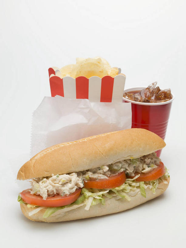 点心,面包,无人,竖图,俯视,室内,特写,白天,白色背景,烹饪,西餐,餐桌,桌子,蔬菜,土豆,西红柿,杯子,阴影,新鲜,反射,影子,汉堡,料理,食品,面点,饮品,一杯,法国面包,薯片,菜肴,美食,可乐,食物,糕点,饮料,纸制品,快餐,零食,西式,摄影,佳肴,有机食品,绿色食品,影棚,餐台,纸杯,法棍,长棍面包,可口,一次性杯子,西式快餐,垃圾食品,法式长棍面包,馍馍蛋,适口,洋芋,山药蛋,马铃薯,番茄,彩图,高角度拍摄,影棚拍摄,拍摄