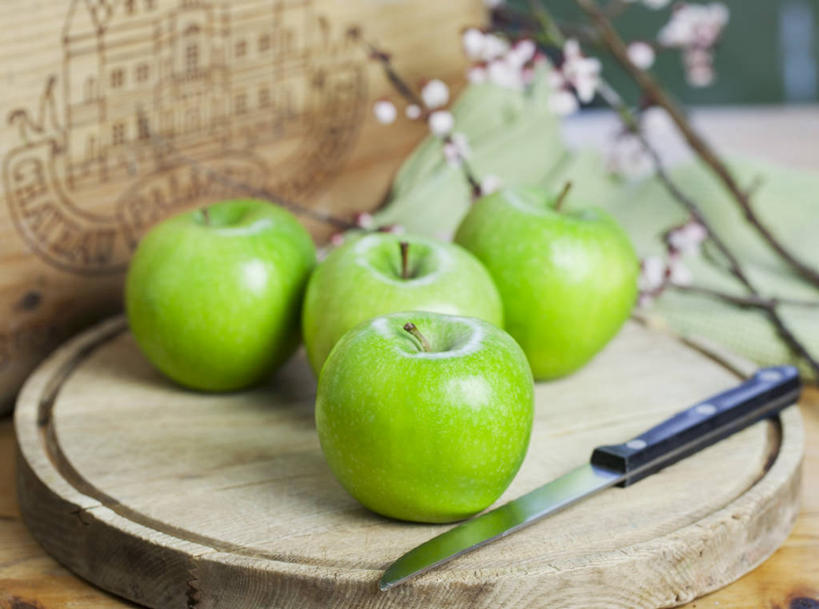 无人,横图,俯视,室内,特写,白天,植物,餐桌,桌子,苹果,水果,金属制品,一把,阴影,朦胧,模糊,新鲜,盛开,反射,金属,工具,影子,生食,食品,果实,枝条,刀具,花蕾,花,花瓣,花朵,鲜花,树,树木,树枝,食物,绿色,刀,花苞,花蕊,四个,有机食品,绿色食品,餐台,水果刀,虬枝,枝杈,彩图,高角度拍摄