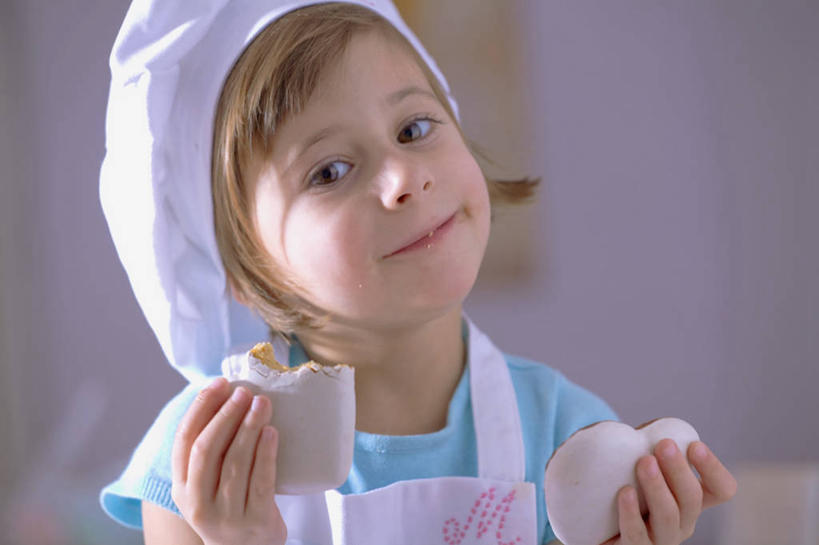 点心,西方人,儿童,脸,头,脸颊,手,一个人,站,笑,微笑,横图,室内,特写,白天,正面,爱情,下午茶,纯洁,帽子,欧洲,欧洲人,双手,仅一个女性,仅一个人,握,服装,爱心,朦胧,模糊,围裙,食品,甜点,甜品,浪漫,拿,拿着,注视,肩膀,食物,糕点,小孩,衣服,甜食,观察,看,站着,仅一个小孩,温暖,温馨,心形,手部,恩爱,可爱,童年,童趣,握着,服饰,观看,和睦,察看,衣着,穿着,关注,厨师帽,童真,烂漫,无邪,衣饰,天真,女孩,女人,女性,白种人,孩子,心型,头部,脸部,脸蛋,面部,站立,半身,彩图,融洽,女生