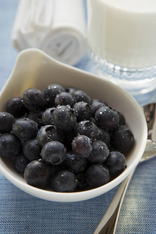 牛奶,无人,竖图,俯视,室内,特写,白天,餐桌,桌子,浆果,蓝莓,杯子,水果,一堆,许多,阴影,堆叠,堆积,新鲜,反射,影子,勺子,陶瓷,生食,食品,果实,陶瓷制品,饮品,很多,一杯,营养,玻璃制品,食物,饮料,三个,容器,水杯,调羹,汤匙,碗,有机食品,绿色食品,餐台,储藏,堆,乳制品,奶,牛乳,储存,安神,玻璃杯,山都柿,蓝浆果,蓝靛果,彩图,高角度拍摄,贮存