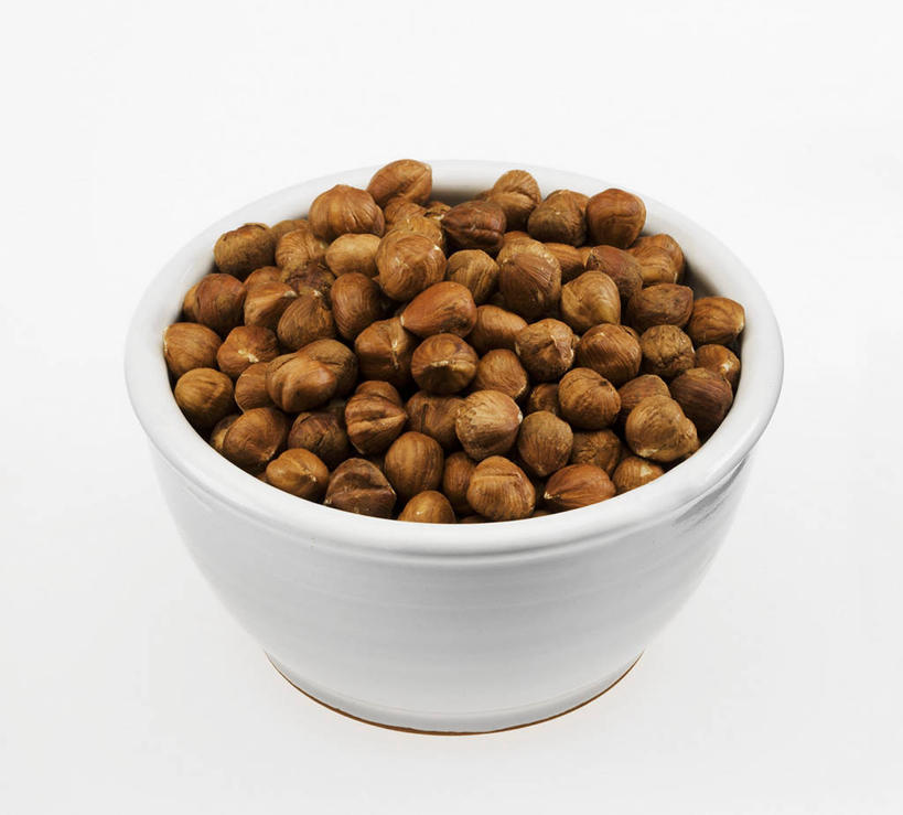 无人,横图,俯视,室内,特写,白天,白色背景,餐桌,桌子,一堆,许多,阴影,堆叠,堆积,反射,影子,陶瓷,坚果,褐色,果实,陶瓷制品,很多,一个,容器,碗,干果,摄影,影棚,单个,餐台,储藏,堆,储存,榛子,山板栗,彩图,高角度拍摄,影棚拍摄,拍摄,贮存