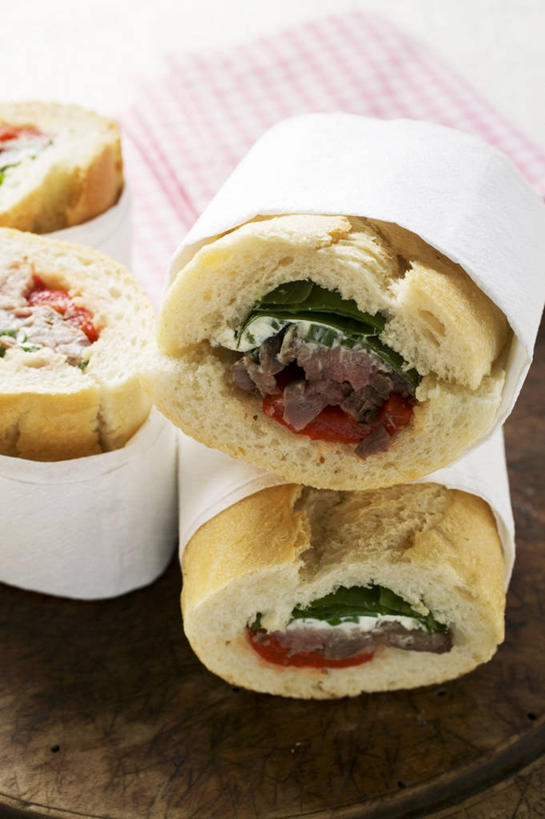 点心,面包,无人,竖图,俯视,室内,特写,白天,烹饪,西餐,餐桌,桌子,辣椒,蔬菜,洋葱,阴影,新鲜,反射,影子,肉,三明治,料理,食品,面点,法国面包,猪肉,菜肴,美食,肉类,食物,糕点,快餐,西式,佳肴,有机食品,绿色食品,餐台,法棍,长棍面包,玉葱,肉食,彩椒,西式快餐,辣角,红海椒,大椒,辣虎,广椒,三文治,豚肉,法式长棍面包,圆葱,洋葱头,甜椒,柿子椒,球葱,辣子,海椒,番椒,灯笼椒,葱头,彩图,高角度拍摄